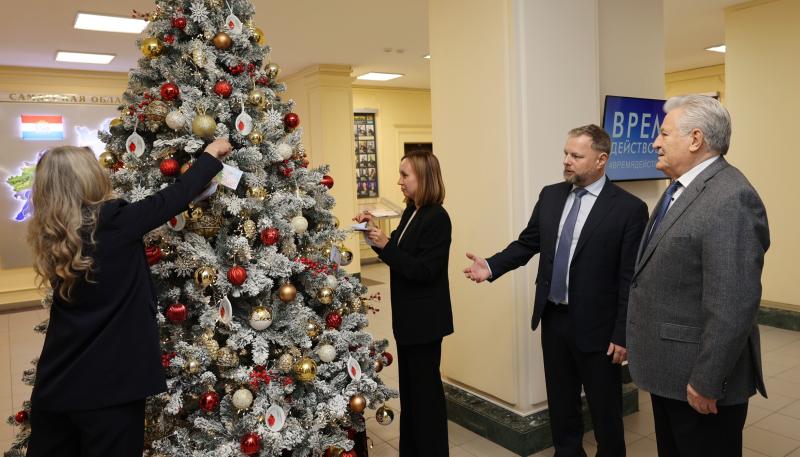 В Самарской губернской думе установили новогоднюю ель, которую украсят открытки с желаниями детей из донецкого города Снежное
