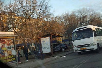 В Самаре молодой водитель на иномарке влетел в остановку