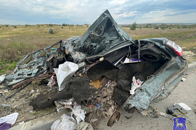 На трассе "Обход Тольятти" фура снесла стоящую на обочине легковушку