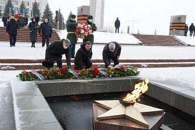 Дмитрий Азаров почтил память участников Сталинградской битвы у Вечного огня на площади Славы 