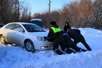 Молодая девушка на иномарке угодила в снежный плен в Нефтегорске