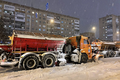 Самару ночью от снега расчищают 276 снегоуборочных машин и 89 рабочих