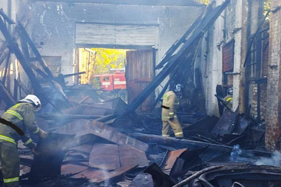 В Самарской области на 500 "квадратах" горела крыша заброшенного здания