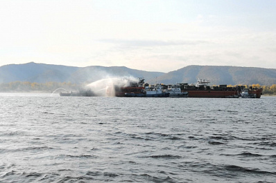 В Самарской области на Волге потушили крупный пожар на сухогрузе