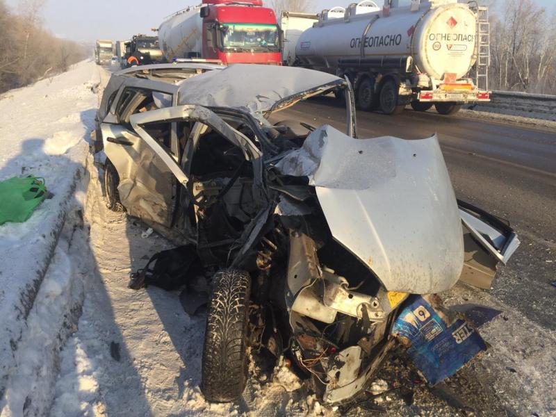 Вылетел на встречку: на трассе в Самарской области "Калина" столкнулась с грузовиком