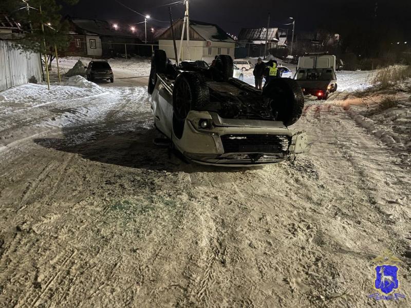 Четыре человека пострадали в перевернувшемся внедорожнике в Сызрани