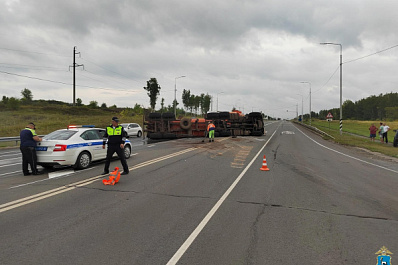 На трассе в Самарской области опрокинулся КамАЗ с цистерной