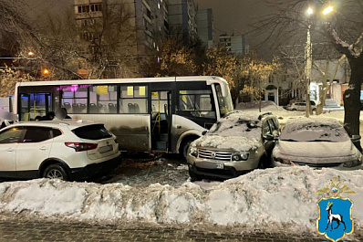 В Самаре пассажирский автобус протаранил 4 автомобиля на ул. Георгия Димитрова