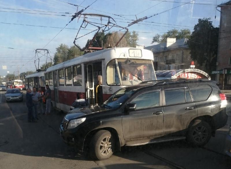 В Самаре трамвай протаранил Toyota Land Cruiser Prado