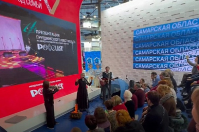 Выставка "Россия" собрала сотни любителей авторской песни