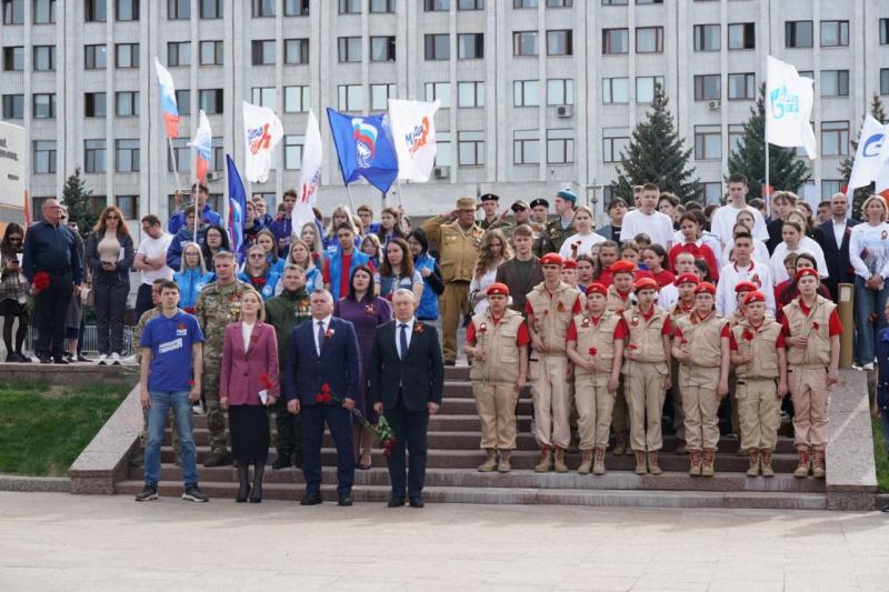 На площади Славы состоялась передача частицы Вечного огня, которая отправится в районы области