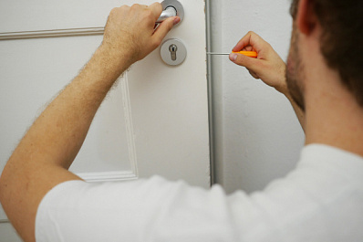 Житель Самары не пустил в квартиру экс-супругу и двух дочерей