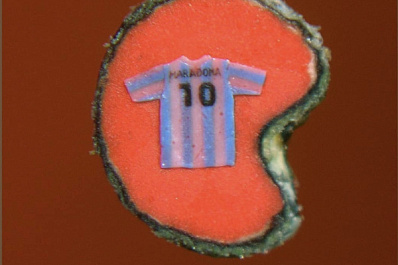 Новосибирский "левша" выгравировал форму Марадоны на срезе макового зернышка