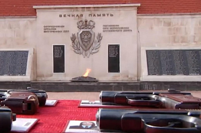 В Самаре торжественное посвящение молодых сотрудников полиции прошло у Вечного огня