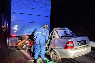 Трое погибших: в Самарской области ночью "Приора" въехала в зерновоз