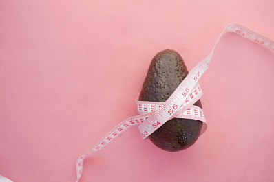 Прогулки вместо перекусов: диетолог рассказала, как есть меньше