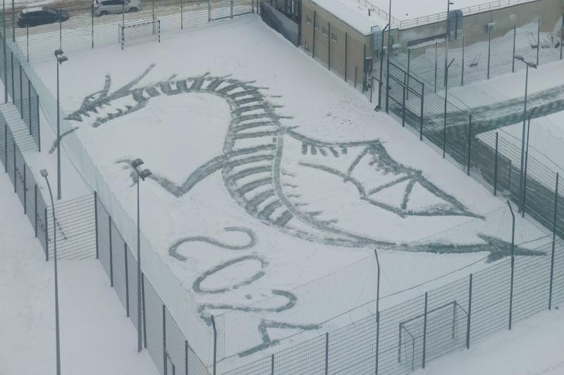 Дворник создал на снегу картину с символом 2024 года 