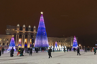 Новогоднюю елку начали устанавливать на площади им. Куйбышева в Самаре в ноябре 2021 года