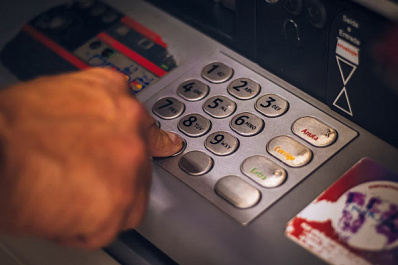 Специалисты рассказали, что делать, если банкомат не выдал деньги, но со счета списал