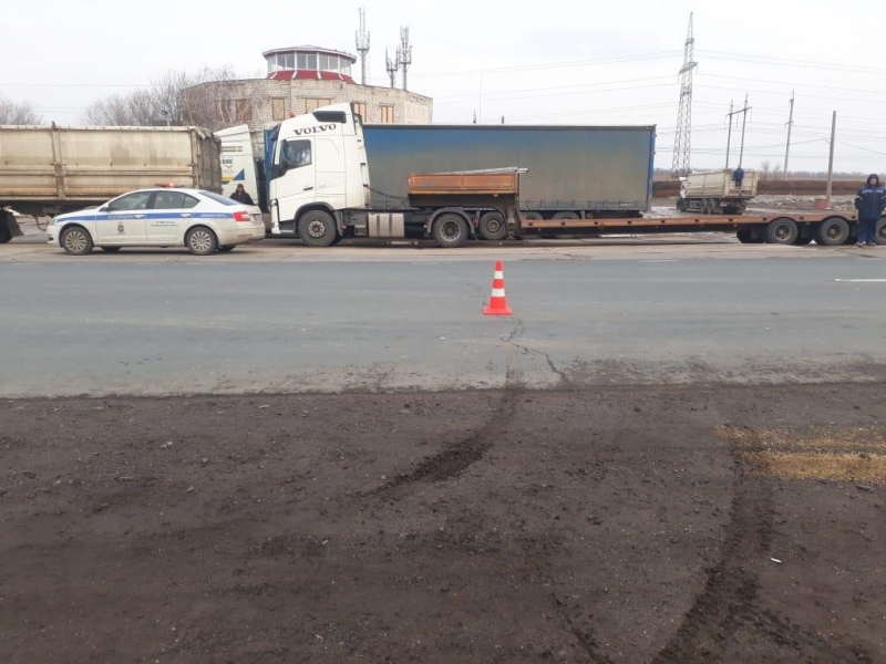 На трассе в Волжском районе столкнулись две фуры