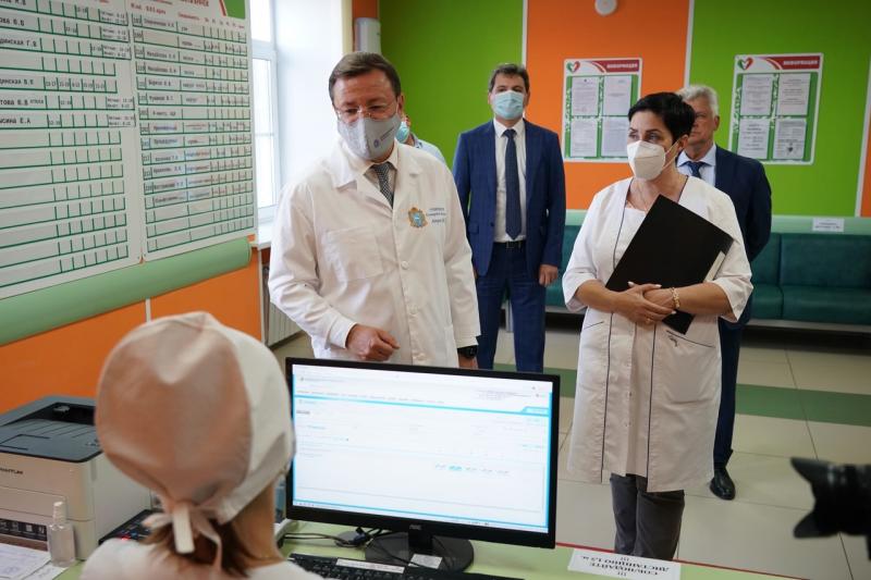 С заботой о юных жителях региона: Дмитрий Азаров оценил возможности детской поликлиники на Мехзаводе