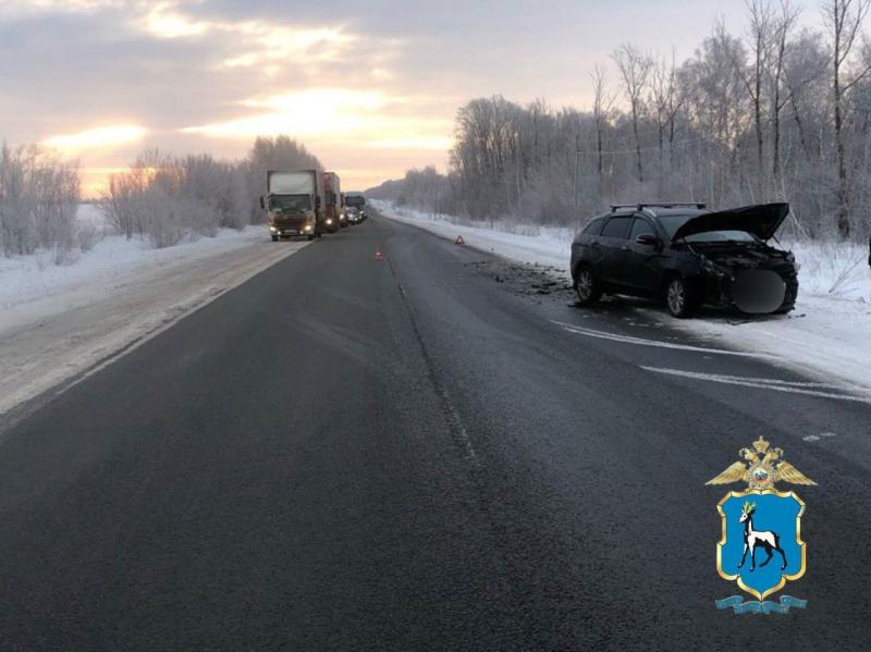 В Самарской области на трассе 75-летняя женщина на пикапе въехала в большегруз