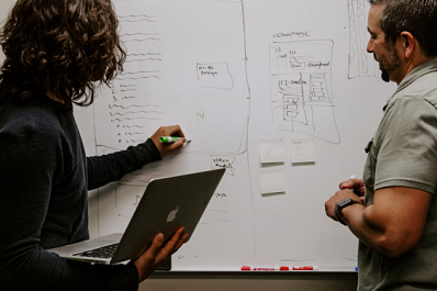 Четверть самарцев уверены, что служебные романы не сказываются на работе