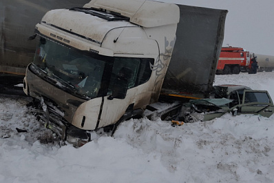 Под Самарой в страшном ДТП с фурой погиб пассажир легковушки 