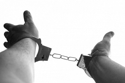 В Самарской области заключённый дал взятку за телефон и алкоголь