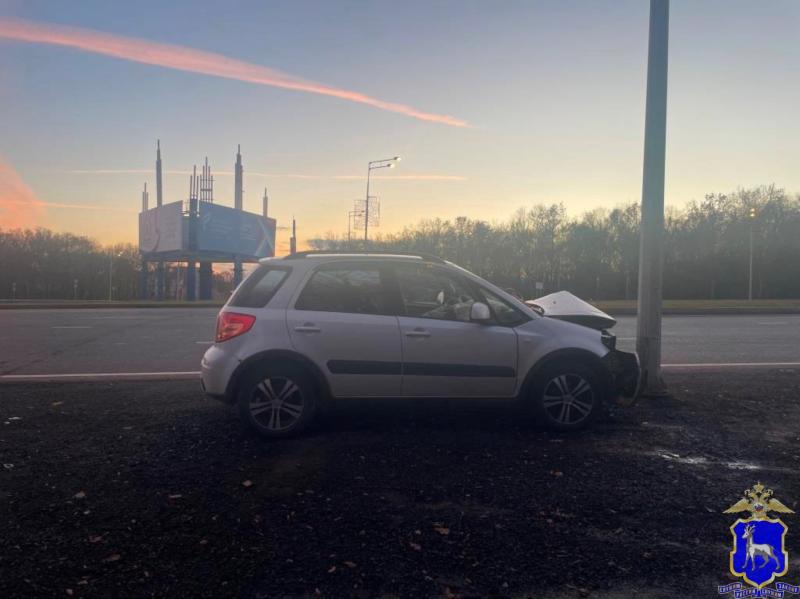 Трое пострадали: в Самаре водитель на Suzuki врезался в столб