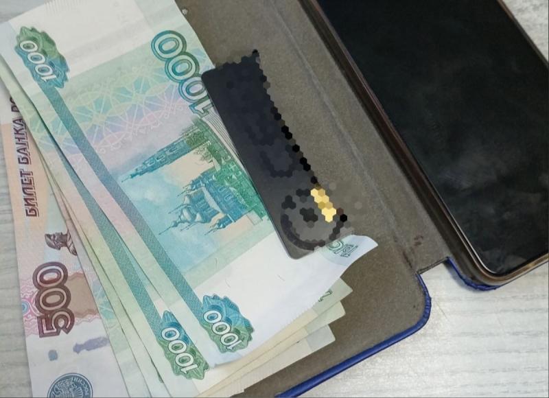 Житель Самарской области стащил с чужого столика смартфон и деньги