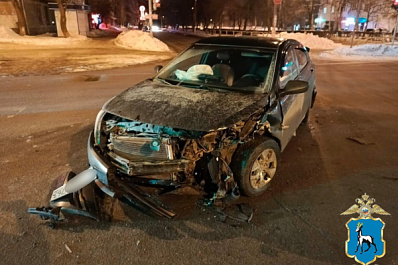 В Тольятти водитель Chevrolet Cruze проехал на красный и врезался в Hyundai Solaris