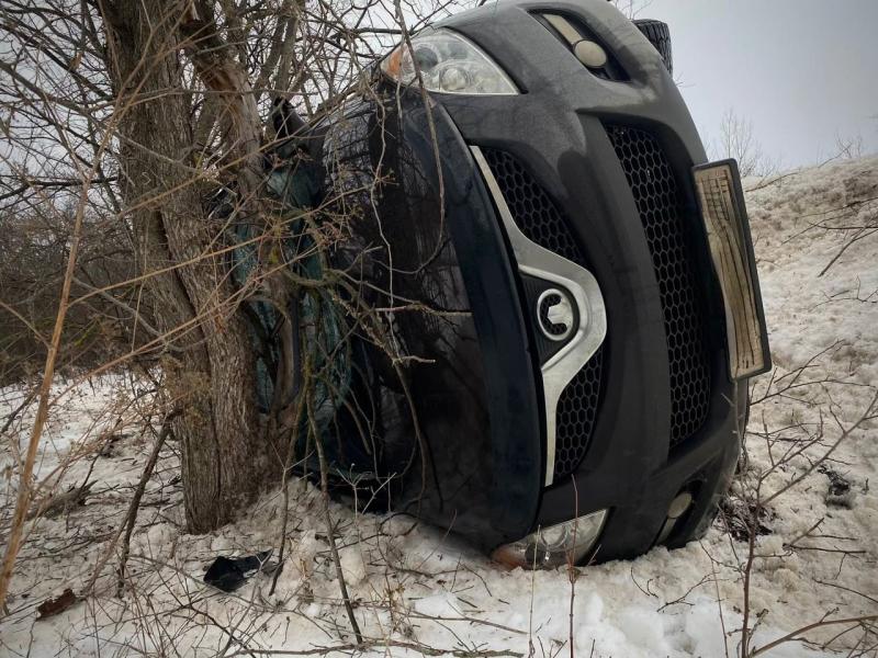 В Самарской области утром 31 января внедорожник вылетел в кювет на трассе