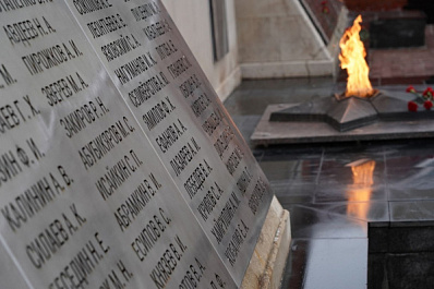 "Мы помним их имена": Дмитрий Азаров возложил цветы к Вечному огню в память о погибших при исполнении служебных обязанностей