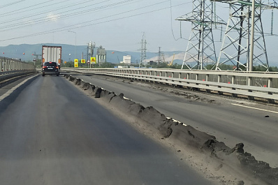 В Тольятти начали устранять дефекты покрытия путепровода на трассе М5