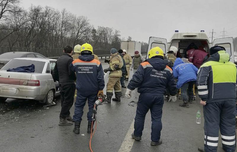 В Самарской области 12 марта спасли пассажирку отечественной легковушки после аварии с трактором