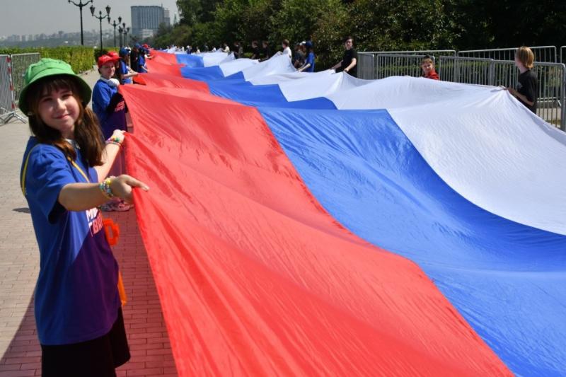 Под единым флагом: на самарской набережной развернули 700-метровый российский триколор