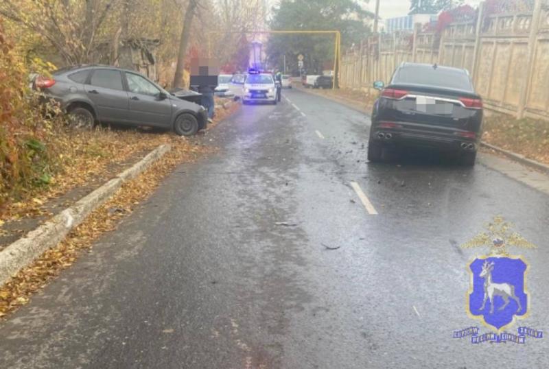 В Самаре на 5-й Просеке столкнулись Geely и LADA Granta