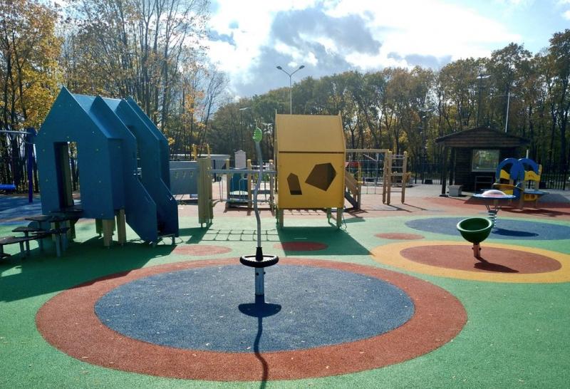 Дмитрий Азаров осмотрел готовность инклюзивной детской площадки у "Самара Арены"