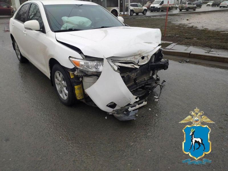 В Самарской области в аварии с двумя легковушками на трассе пострадали два человека