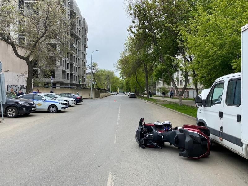 В Самаре на улице Аксакова девушка на иномарке сбила мотоциклиста