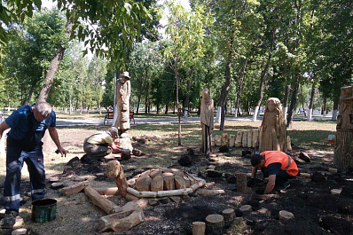 Деревянные фигуры в самарском парке Дружбы отреставрировали