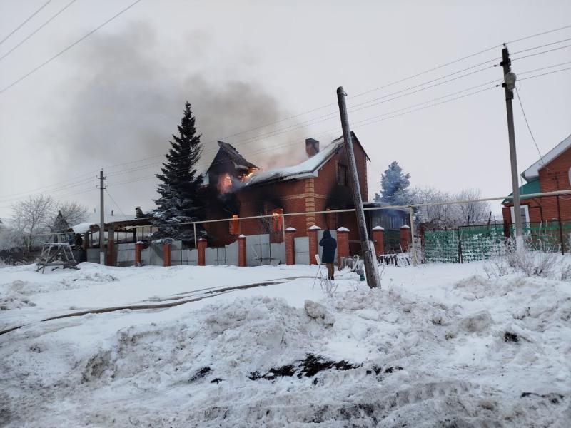 В Самарской области на 120 "квадратах" полыхал жилой дом