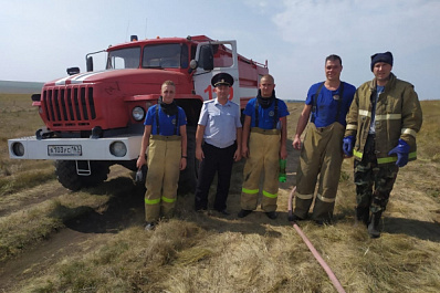 В Клявлине полицейские и пожарные спасли жилые дома от огня, возникшего из-за пала травы