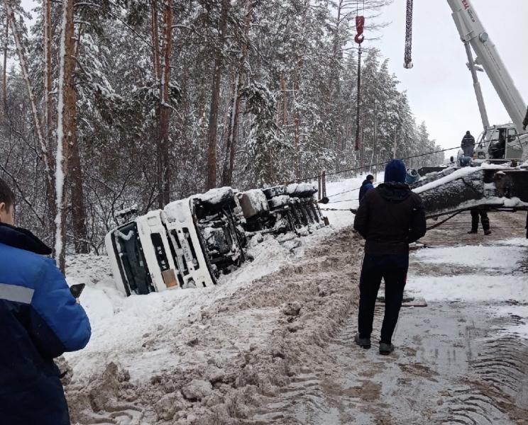 В Самарской области вторые сутки пытаются поднять перевернувшуюся около "Циолковского" цистерну