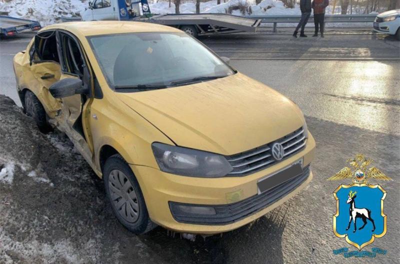 В Самаре три человека попали в больницу после ДТП с двумя иномарками