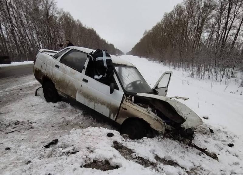 В Самарской области на трассе столкнулись микроавтобус и "десятка"