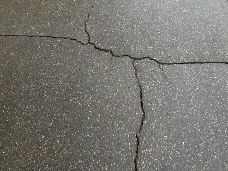 В Тольятти начали вывозить бетонолом после демонтажа незаконных торговых точек