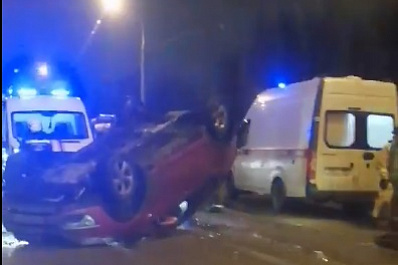 В Самаре на Южном мосту опрокинулась на крышу легковушка