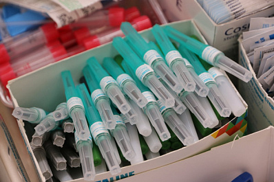 Сотрудники 12 посольств в России привились вакциной "Спутник V"